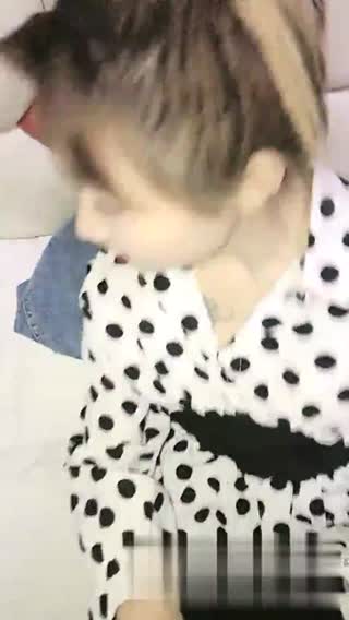 00后小妹的淫荡生活～双飞18岁小嫩妹，酒店内激情混战！