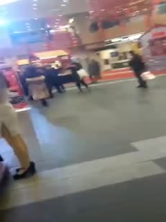 商场活动如此大胆的射在主持人身上