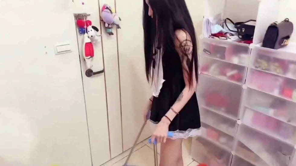 老板请的性感女僕打扫规定只能穿著开衩内裤打扫_偷懒被处罚_狠狠的操到脚软_内射了_小芮好喜欢被处罚_ 