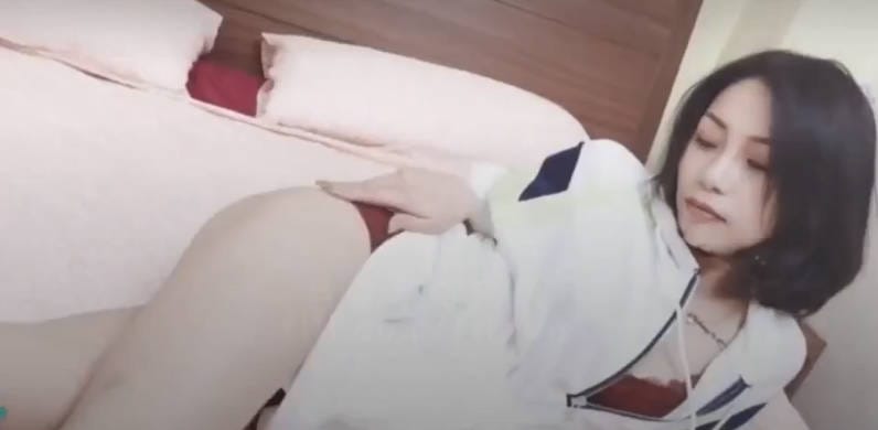 攝影記錄房間生活點滴，發現內衣怪客住在我床下！被我叫出來幹！！ 