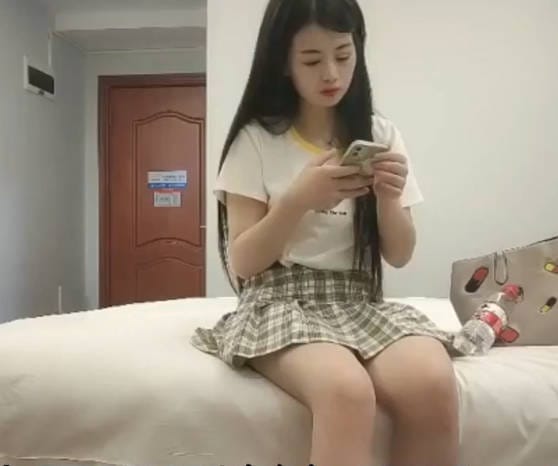 渴望肉棒深情跪舔 一对天然美乳迷人眼